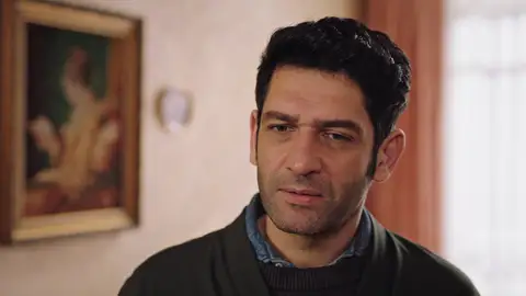 Naci intenta que Safiye supere sus miedos: "¿Alguien que te miré así puede contagiarte algo que no sea amor?" Naci intenta que Safiye supere sus miedos: "¿Alguien que te miré así puede contagiarte algo que no sea amor?"