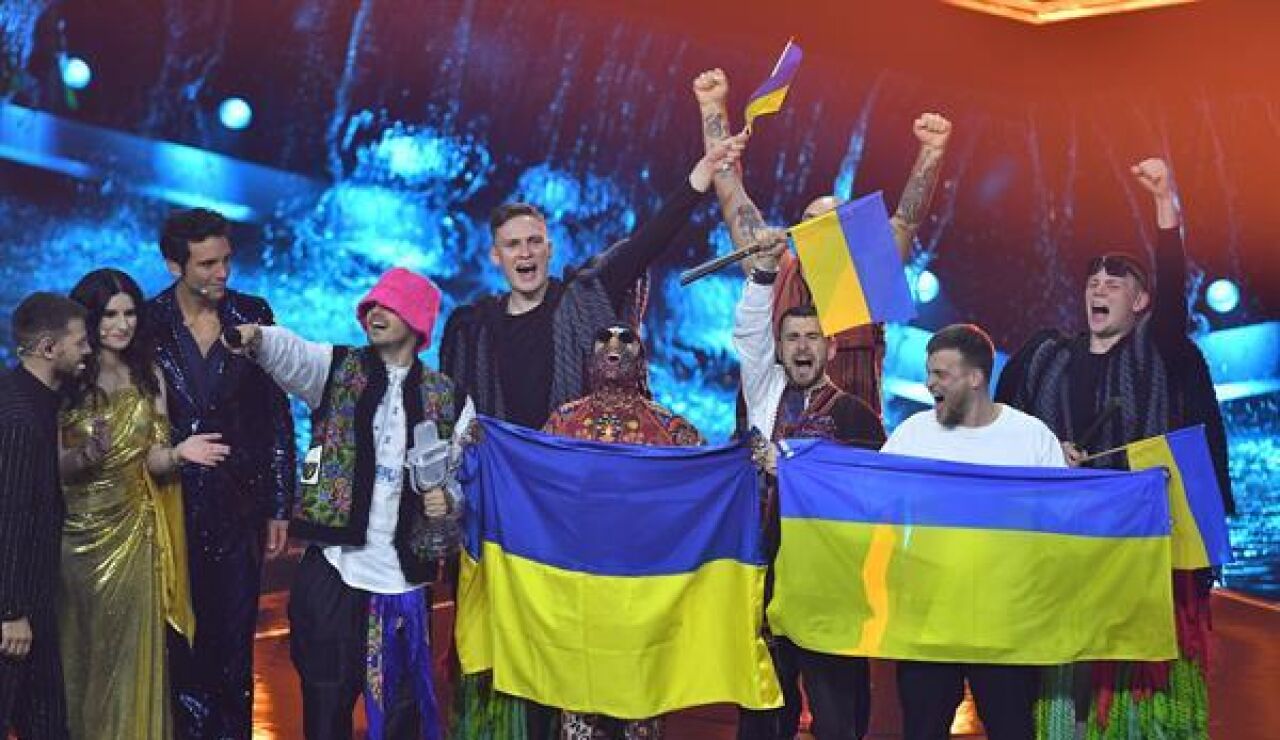 La banda Kalush Orchestra de Ucrania celebrando su victoria en Eurovisión