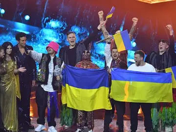 La banda Kalush Orchestra de Ucrania celebrando su victoria en Eurovisión La banda Kalush Orchestra de Ucrania celebrando su victoria en Eurovisión