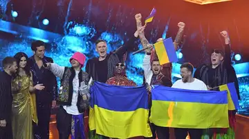 La banda Kalush Orchestra de Ucrania celebrando su victoria en Eurovisión