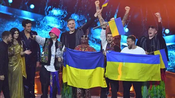 La banda Kalush Orchestra de Ucrania celebrando su victoria en Eurovisi&oacute;n
