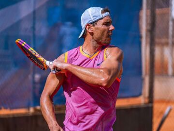 Rafa Nadal entrenando en su academia para Roland Garros