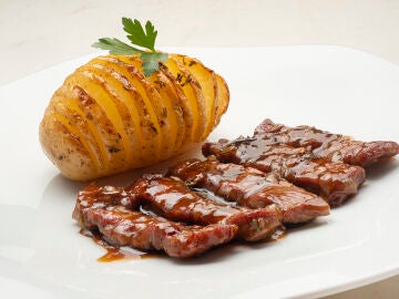 Receta de lagarto con patatas hasselback, una delicia de Karlos Arguiñano