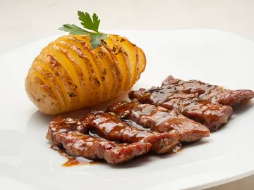 Receta de lagarto con patatas hasselback, una delicia de Karlos Arguiñano Receta de lagarto con patatas hasselback, una delicia de Karlos Arguiñano