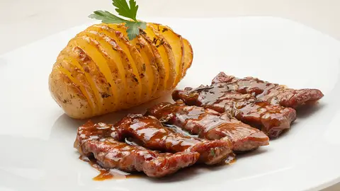 Receta de lagarto con patatas hasselback, una delicia de Karlos Arguiñano Receta de lagarto con patatas hasselback, una delicia de Karlos Arguiñano