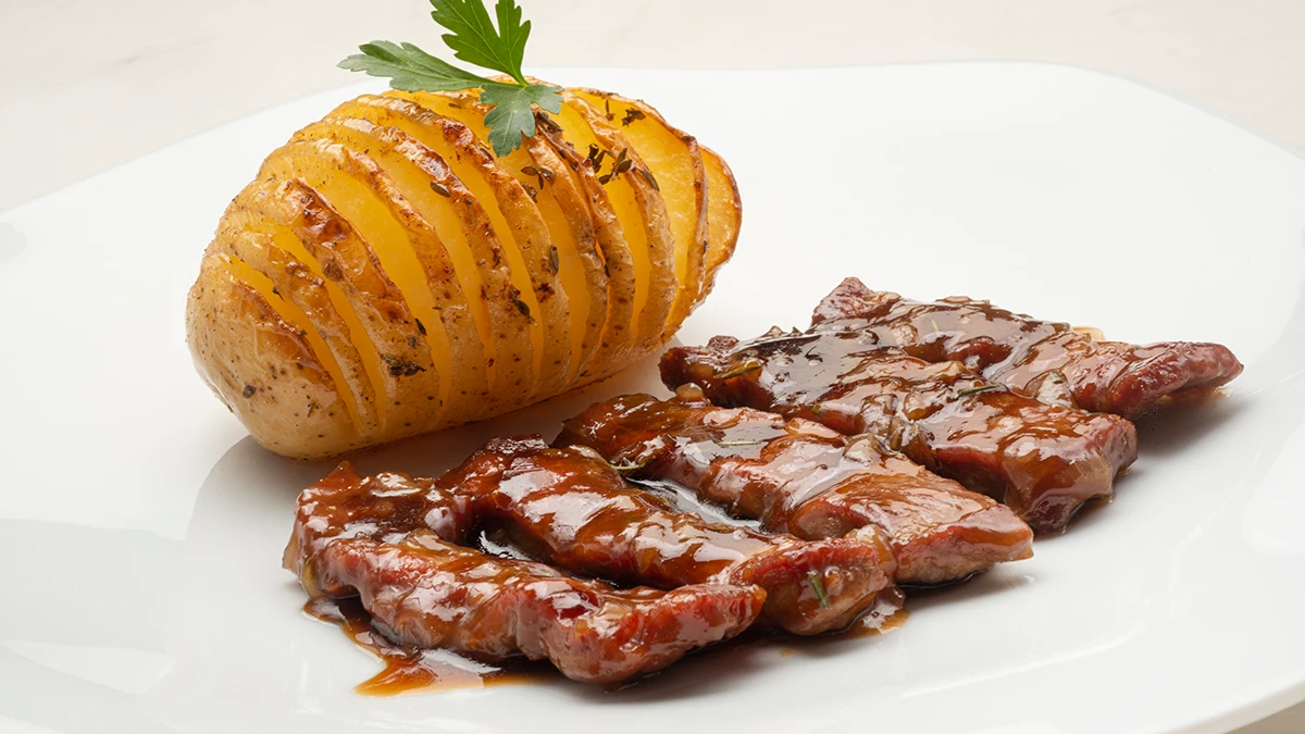 Receta de lagarto con patatas hasselback, una delicia de Karlos Arguiñano Receta de lagarto con patatas hasselback, una delicia de Karlos Arguiñano