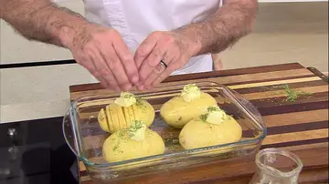 Prepara las patatas en un recipiente de horno