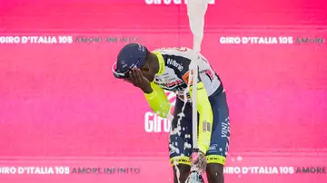 Girmay tras el taponazo en la celebración de su victoria Girmay tras el taponazo en la celebración de su victoria