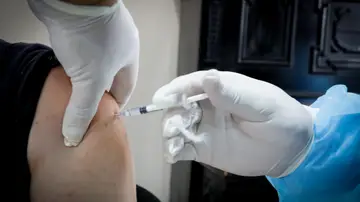 Una persona recibe una vacuna