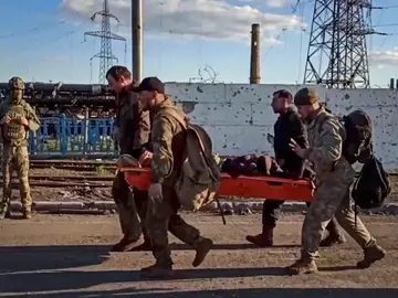 Soldados ucranianos trasladando a un herido