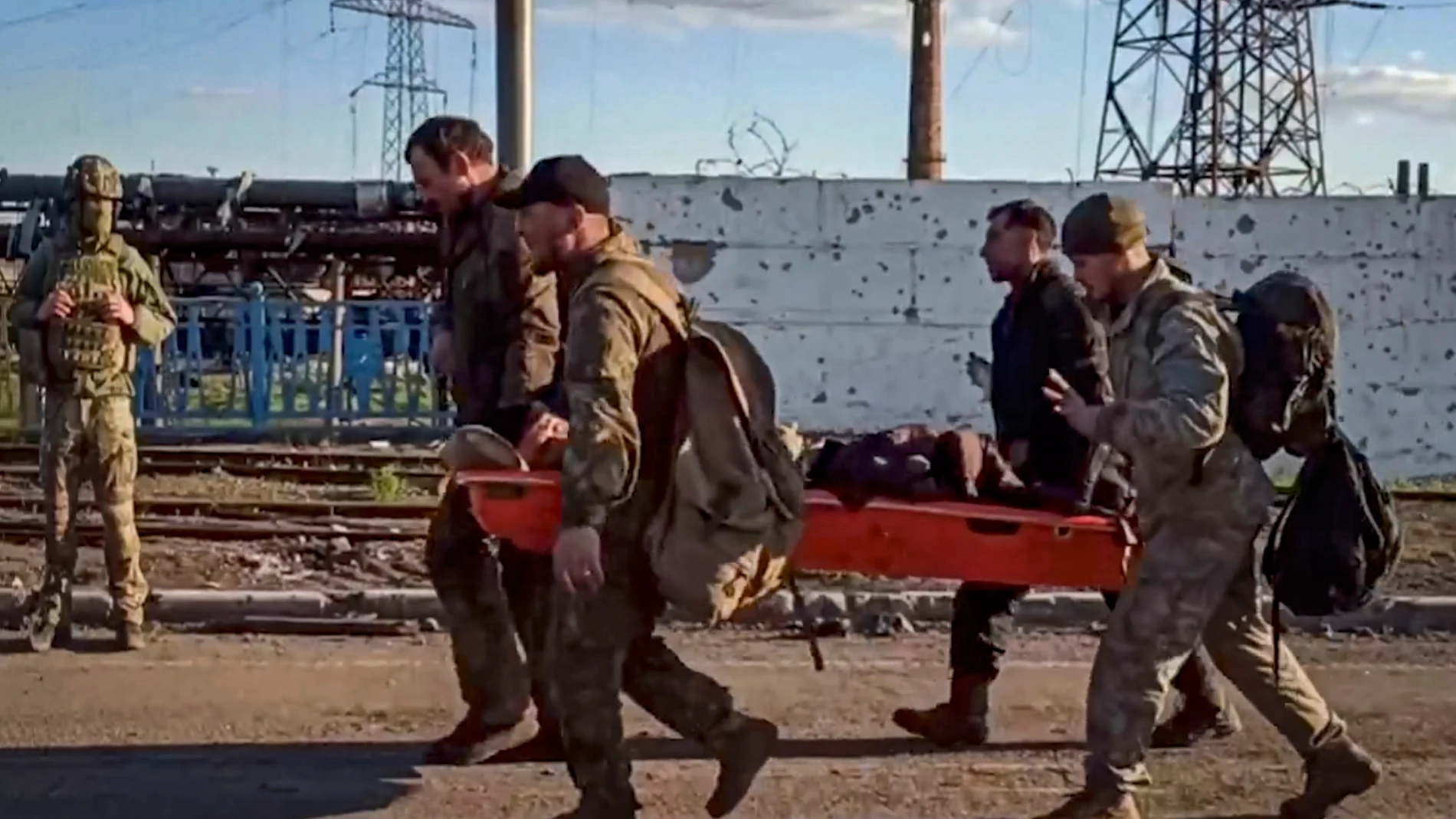 Soldados ucranianos trasladando a un herido