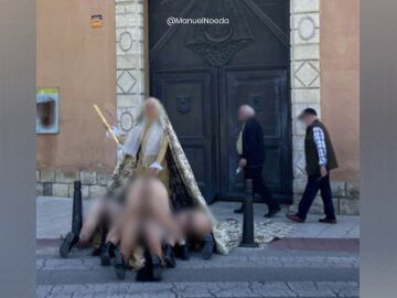 Una virgen sobre 5 hombres desnudos, la 'performance' artística que ha causado estupor en Cuenca 