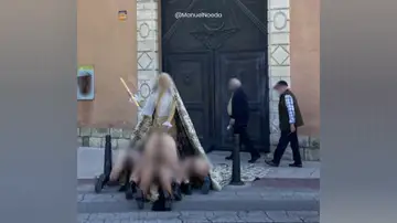 Una virgen sobre 5 hombres desnudos, la 'performance' artística que ha causado estupor en Cuenca Una virgen sobre 5 hombres desnudos, la 'performance' artística que ha causado estupor en Cuenca