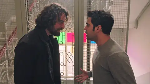 Esta noche en 'Inocentes': ¡Han, a punto de pegar a Esat para evitar que descubra el piso en el que guardan basura! Esta noche en 'Inocentes': ¡Han, a punto de pegar a Esat para evitar que descubra el piso en el que guardan basura!