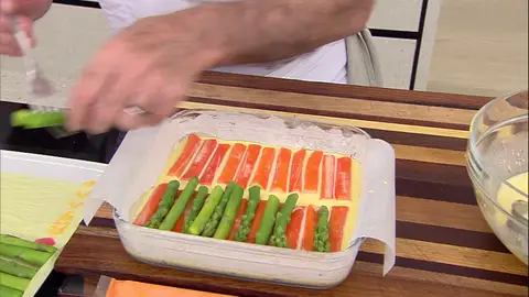 Añade los ingredientes al molde de cristal Añade los ingredientes al molde de cristal