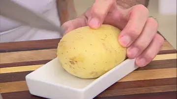 Haz los cortes a las patatas