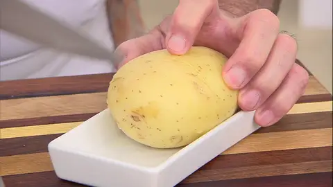 Haz los cortes a las patatas Haz los cortes a las patatas