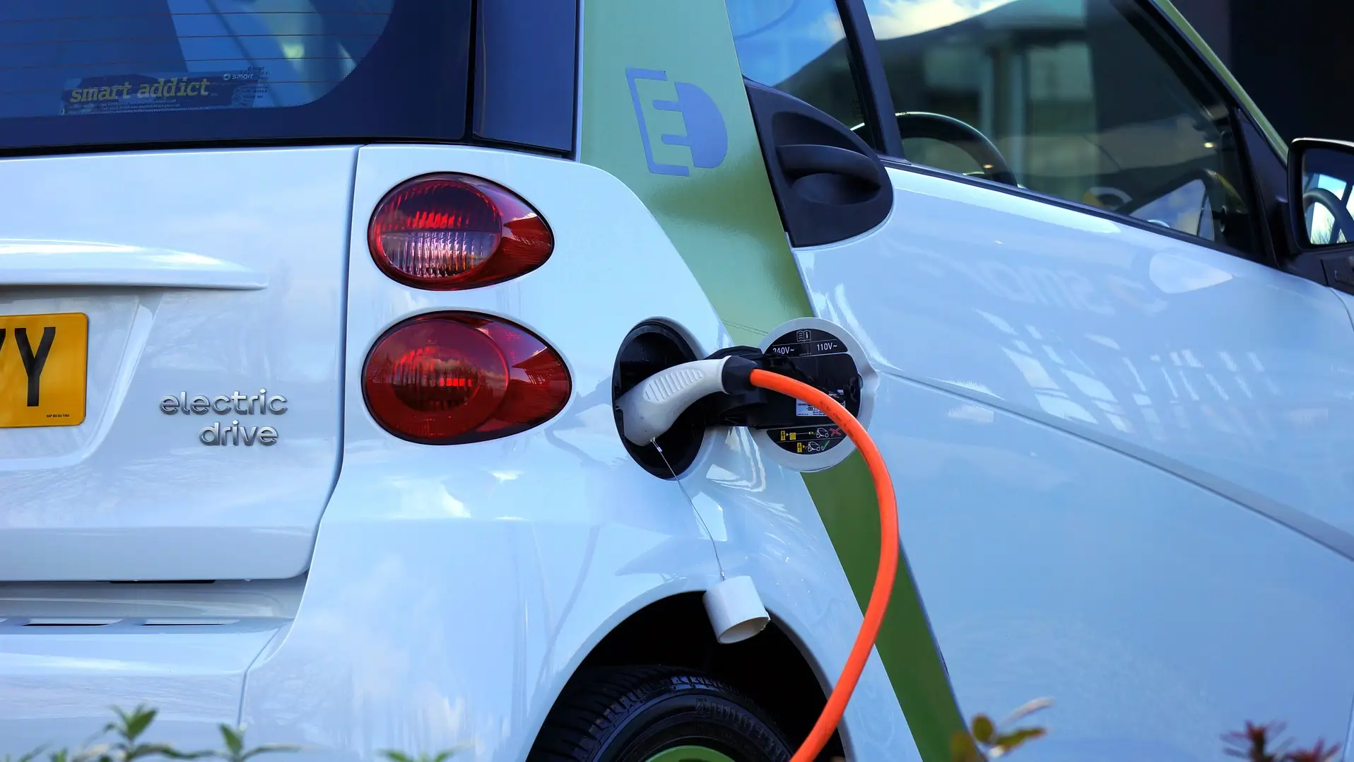 Imagen de un coche eléctrico repostando Imagen de un coche eléctrico repostando
