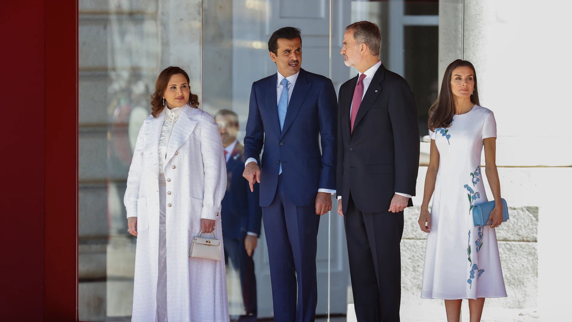Los reyes Felipe y Letizia posan con el emir de Catar, el jeque Tamim Bin Hamad Al Thani , y a su esposa