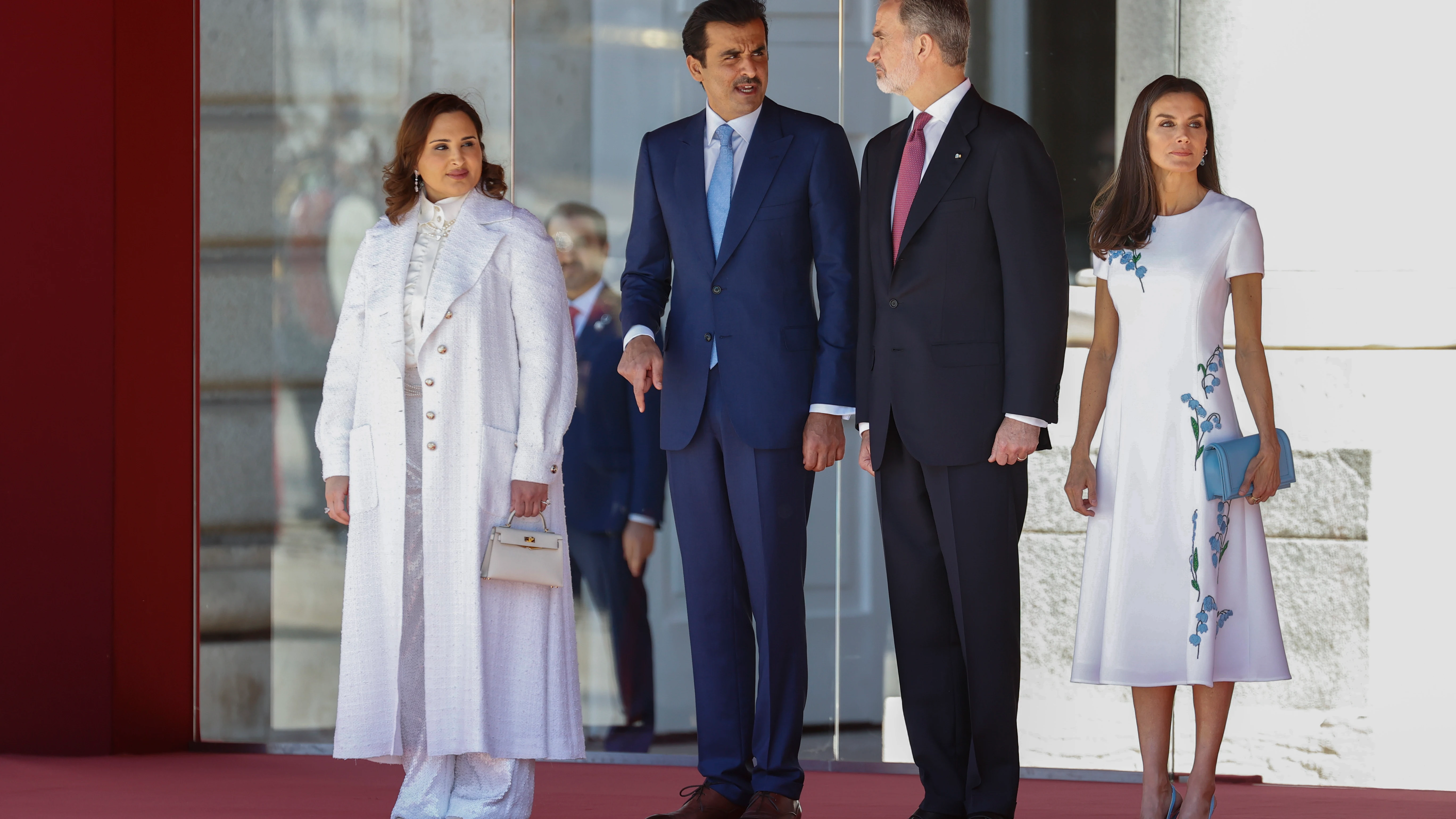 Los reyes Felipe y Letizia posan con el emir de Catar, el jeque Tamim Bin Hamad Al Thani , y a su esposa