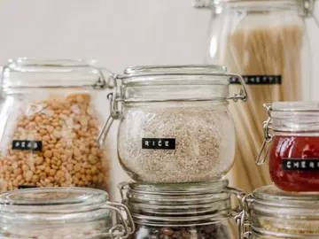 Cereales preparados en botes para cocinar. Cereales preparados en botes para cocinar.