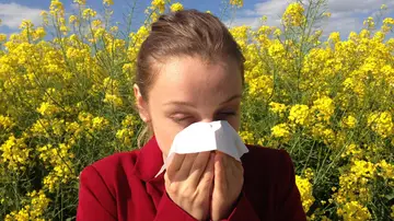 Persona con síntomas de alergia al polen