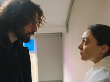 Gülben defiende a Esat con uñas y dientes frente a Han: "Si le vuelves a tocar un solo pelo, acabaré contigo” Gülben defiende a Esat con uñas y dientes frente a Han: "Si le vuelves a tocar un solo pelo, acabaré contigo”