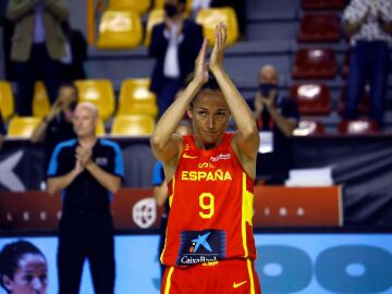 La jugadora de baloncesto Laia Palau con la selección española
