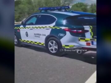Se viraliza el vídeo de coches patrulla de cartón para disuadir a los conductores