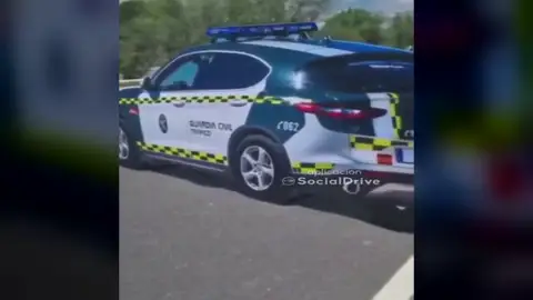 Se viraliza el vídeo de coches patrulla de cartón para disuadir a los conductores Se viraliza el vídeo de coches patrulla de cartón para disuadir a los conductores
