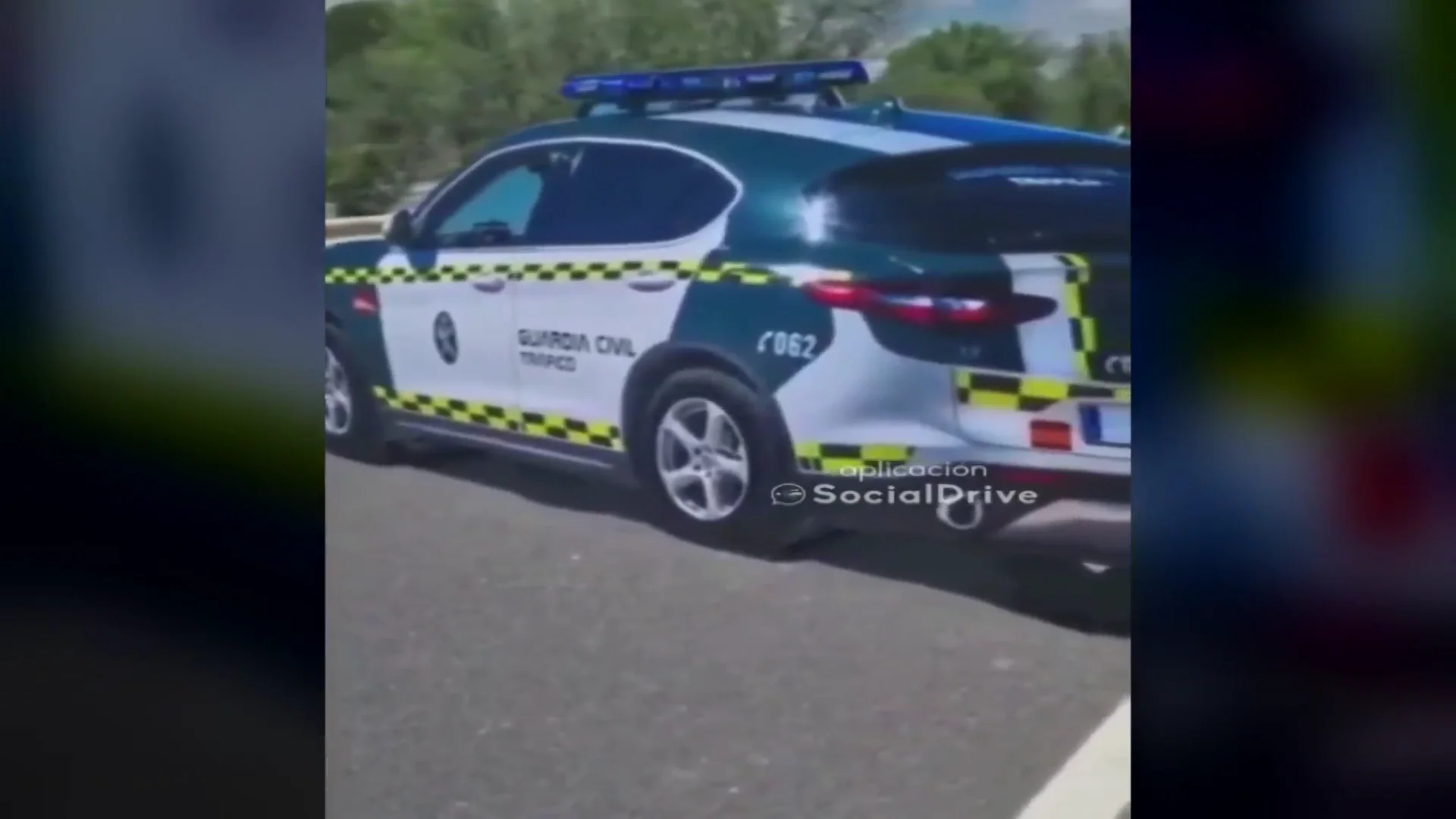 Se viraliza el v&iacute;deo de coches patrulla de cart&oacute;n para disuadir a los conductores