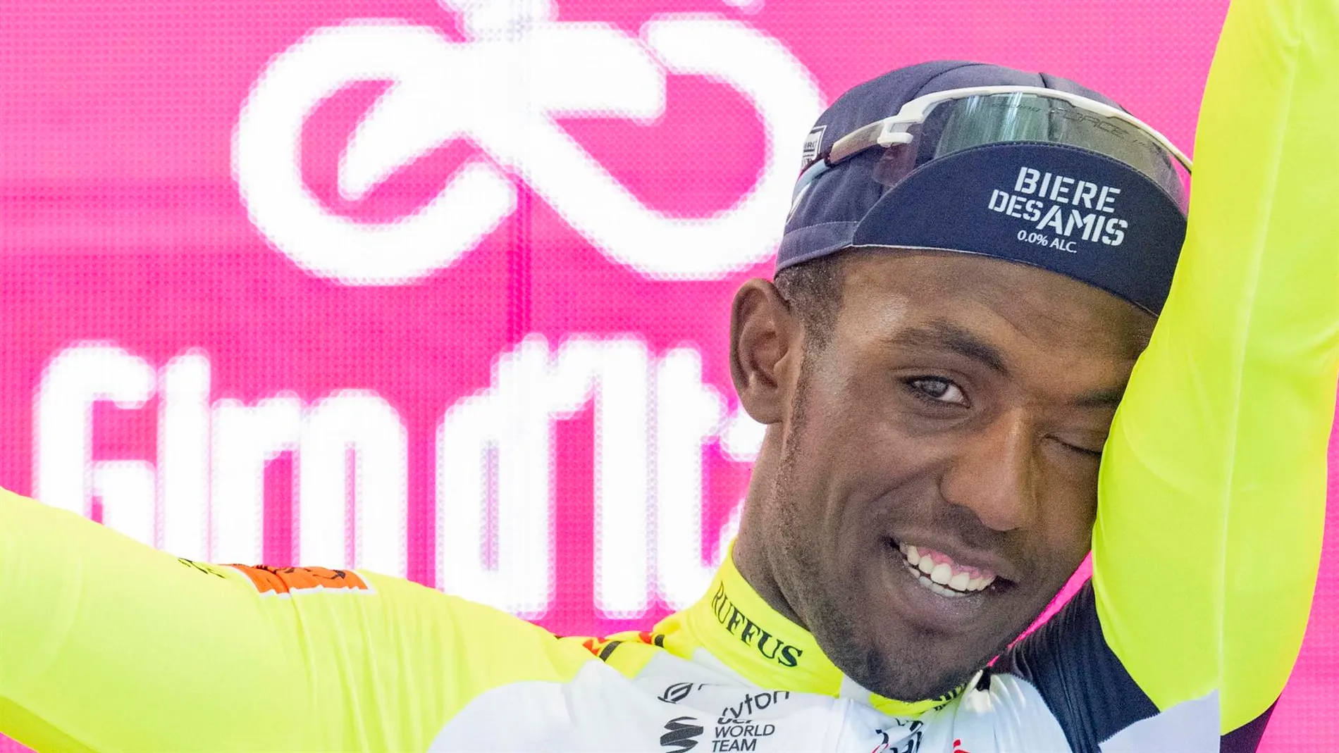 Girmay, en el podio del Giro tras el 'corchazo'