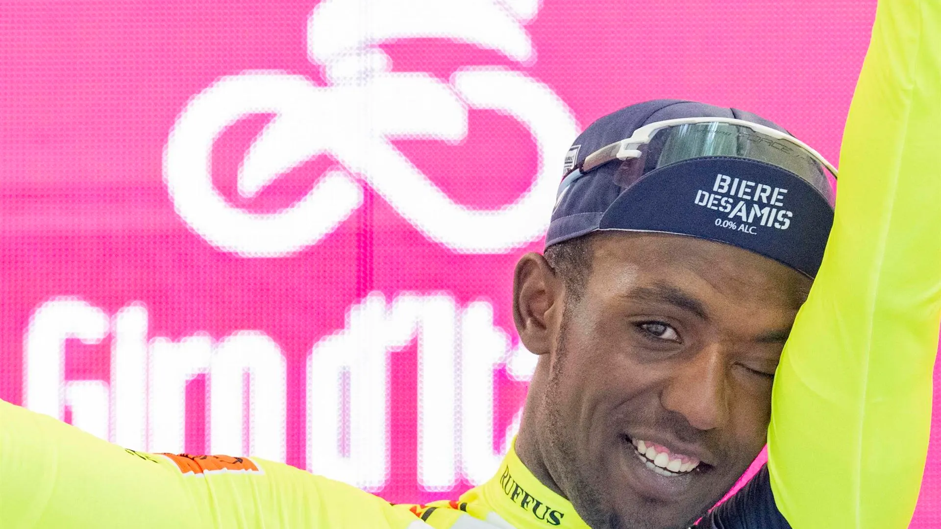 Girmay, en el podio del Giro tras el 'corchazo'