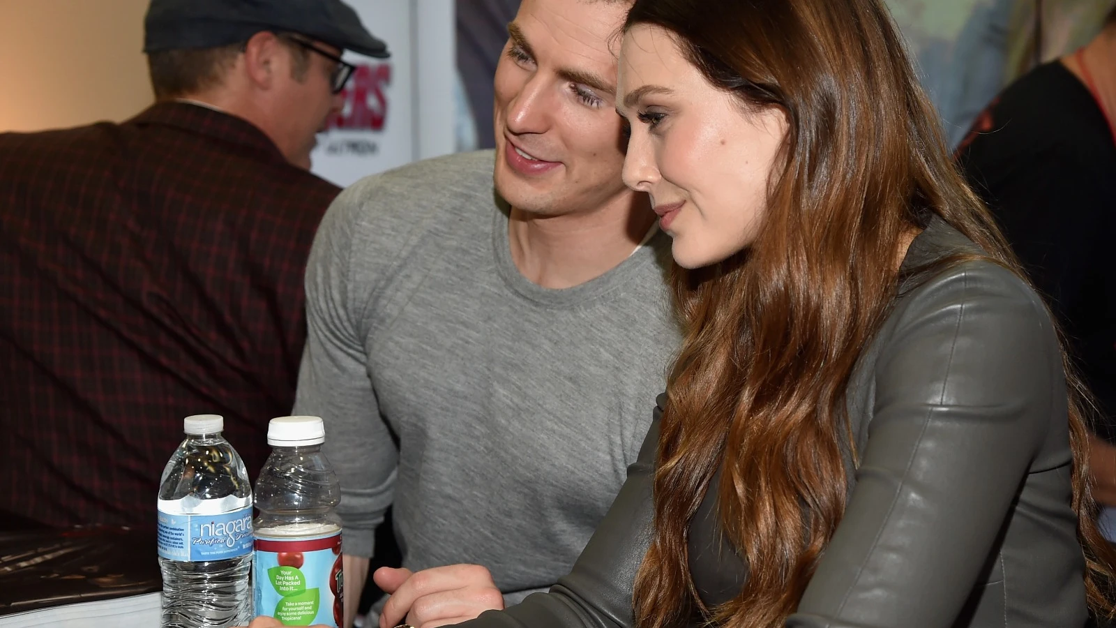 Elizabeth Olsen y Chris Evans Elizabeth Olsen y Chris Evans