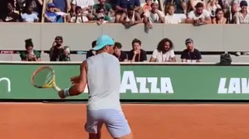 Rafa Nadal entrena en la pista central de Roland Garros