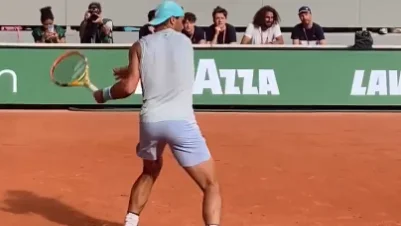 Rafa Nadal entrena en la pista central de Roland Garros