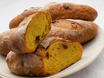 Receta de pan casero de cúrcuma y pasas, de Joseba Arguiñano Receta de pan casero de cúrcuma y pasas, de Joseba Arguiñano