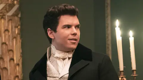 Luke Newton como Colin Bridgerton Luke Newton como Colin Bridgerton