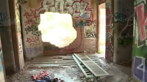 foto de archivo de una violación grupal foto de archivo de una violación grupal