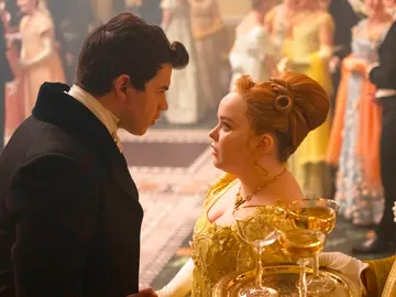 Luke Newton como Colin Bridgerton y Nicola Coughlan como Penelope Featherington Luke Newton como Colin Bridgerton y Nicola Coughlan como Penelope Featherington