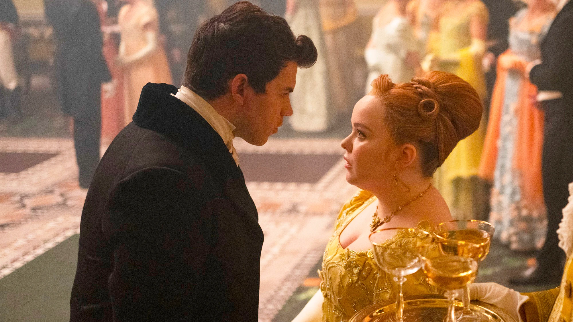 Luke Newton como Colin Bridgerton y Nicola Coughlan como Penelope Featherington