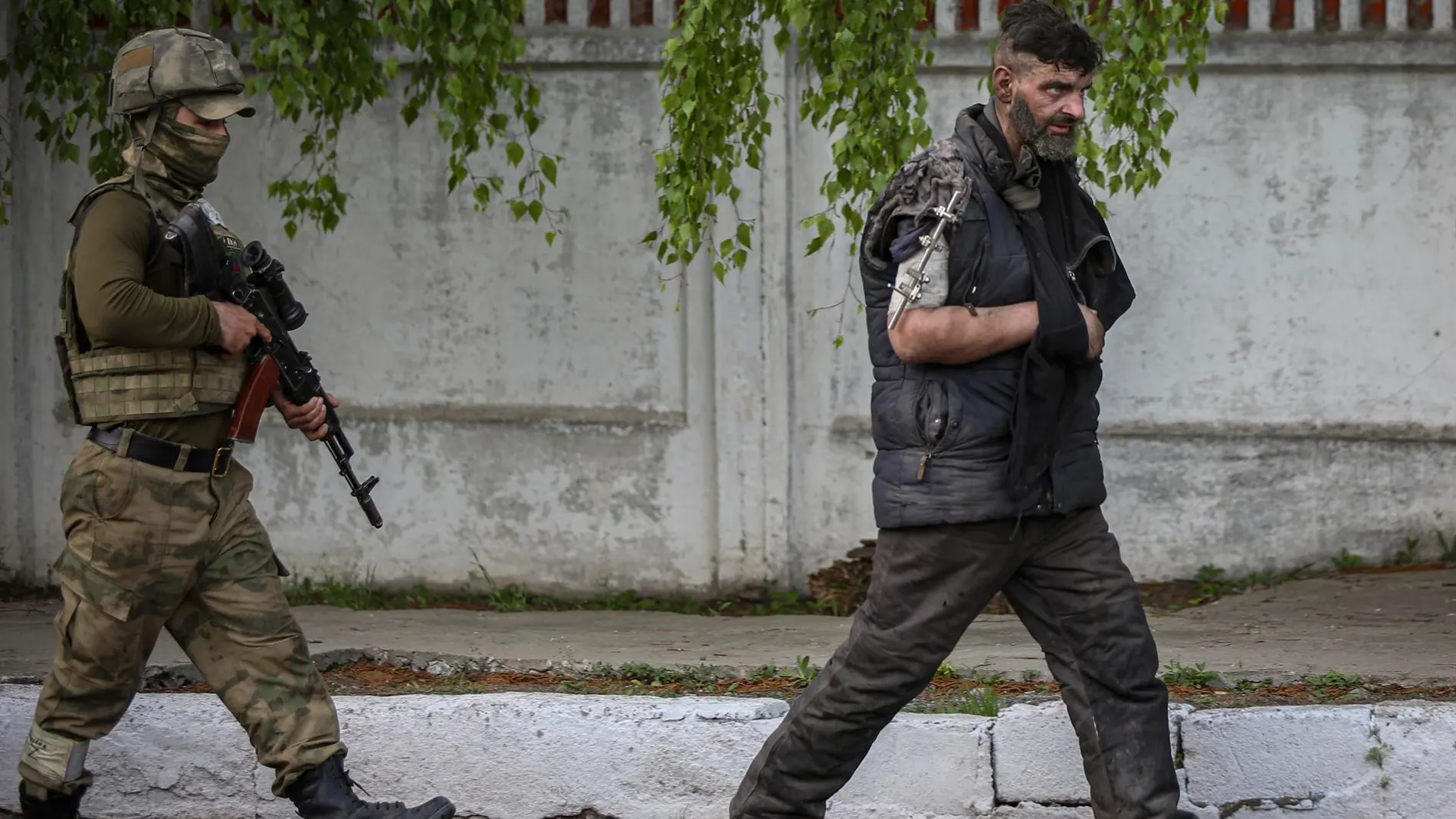 Soldado ucraniano evacuado de la planta de acero de Azovstal