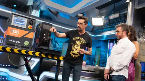 ¡Marron hace flotar objetos! El experimento científico más mágico de 'El Hormiguero 3.0' ¡Marron hace flotar objetos! El experimento científico más mágico de 'El Hormiguero 3.0'