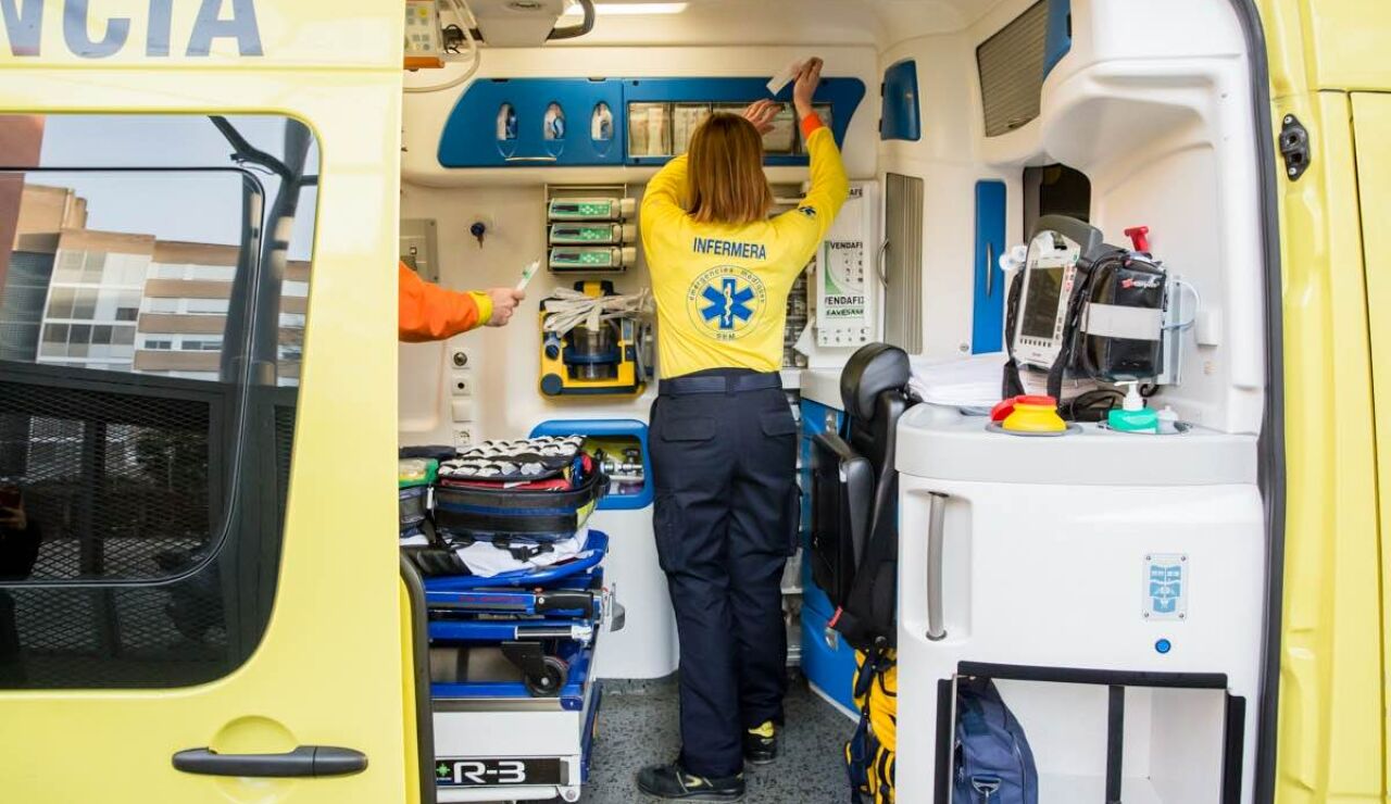Una enfermera prepara una ambulancia