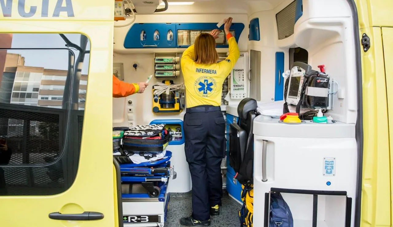 Una enfermera prepara una ambulancia