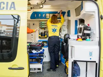 Una enfermera prepara una ambulancia Una enfermera prepara una ambulancia