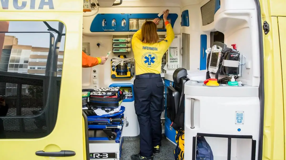 Una enfermera prepara una ambulancia Una enfermera prepara una ambulancia