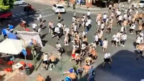 Batalla campal en el centro de Sevilla en la previa de la final de la Europa League entre el Eintracht y el Rangers Batalla campal en el centro de Sevilla en la previa de la final de la Europa League entre el Eintracht y el Rangers