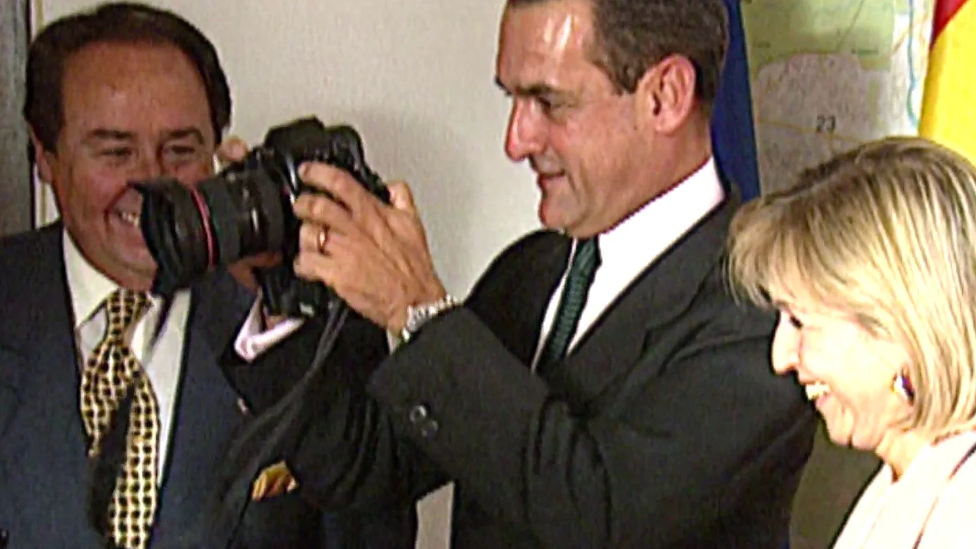 La aspiraci&oacute;n pol&iacute;tica del preso m&aacute;s elegante: Mario Conde contra Jes&uacute;s Gil y Jos&eacute; Mar&iacute;a Aznar en las elecciones del a&ntilde;o 2000