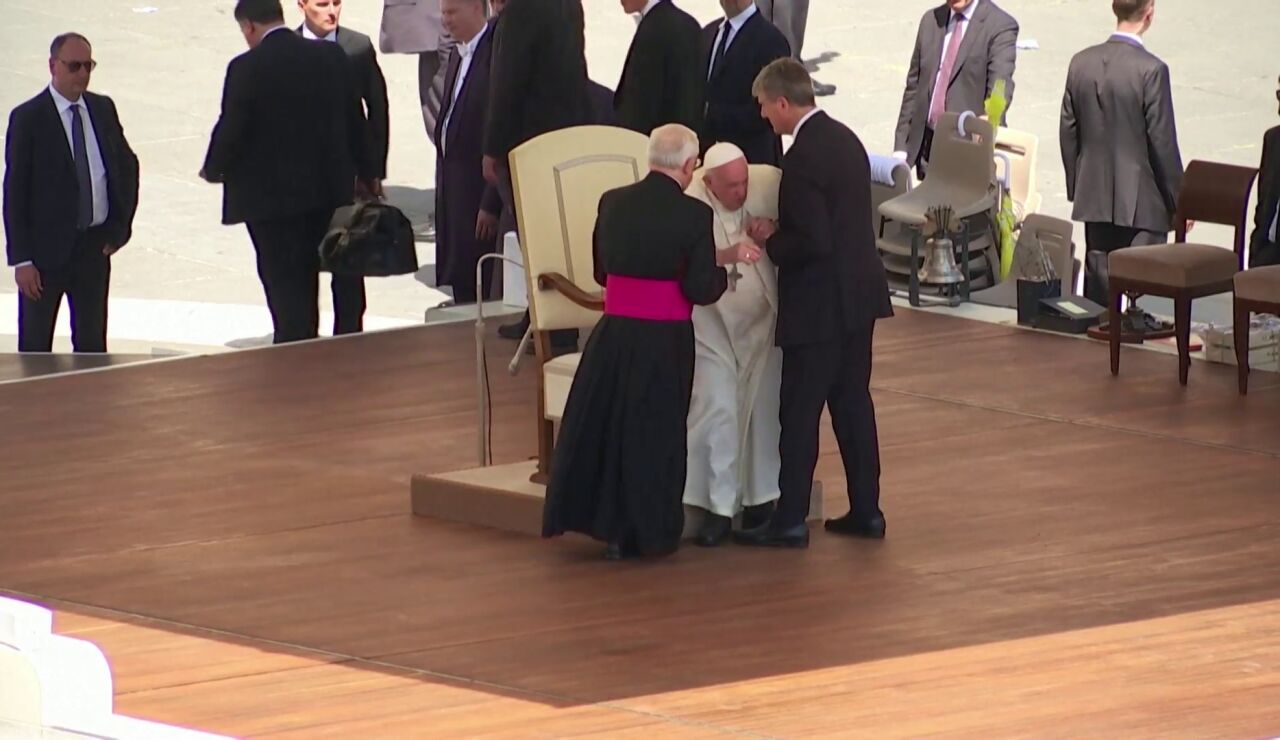 El Papa con dificultades para caminar